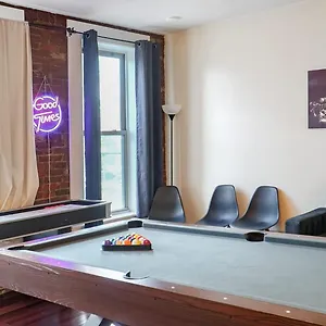 Downtown Loft Sleeps 6 - Pool Table Shuffleboard Holiday home